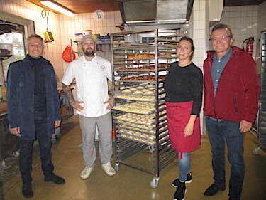 Erster Bürgermeister Norbert Seidl, Bäckermeister Maximilian Hünsche, Bäckereifachverkäuferin Sabine Hünsche und Wirtschaftsreferent Hans Knürr.